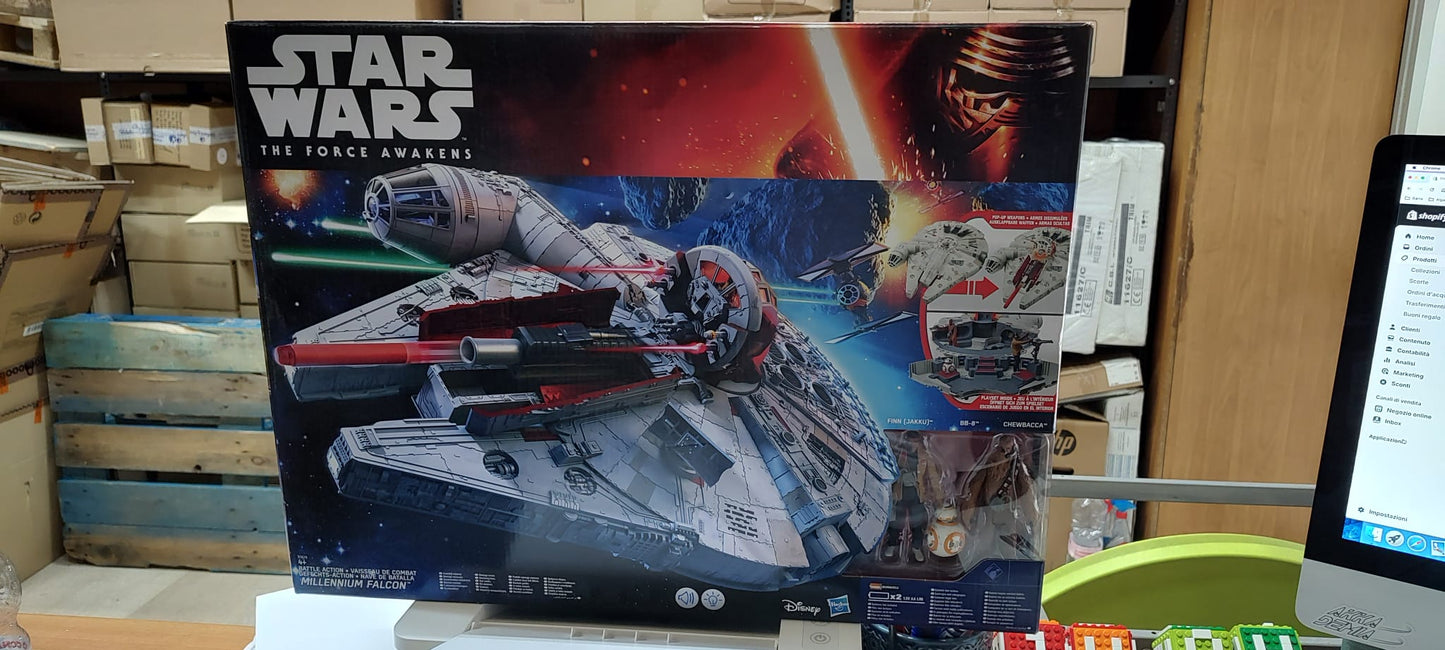 Vintage Old style Retro games 2015 Star Wars Millennium Falcon Battle action B3678