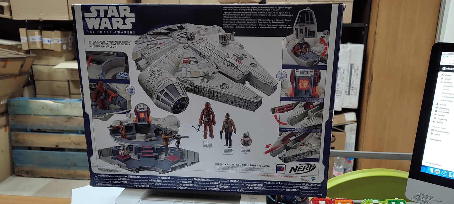 Vintage Old style Retro games 2015 Star Wars Millennium Falcon Battle action B3678